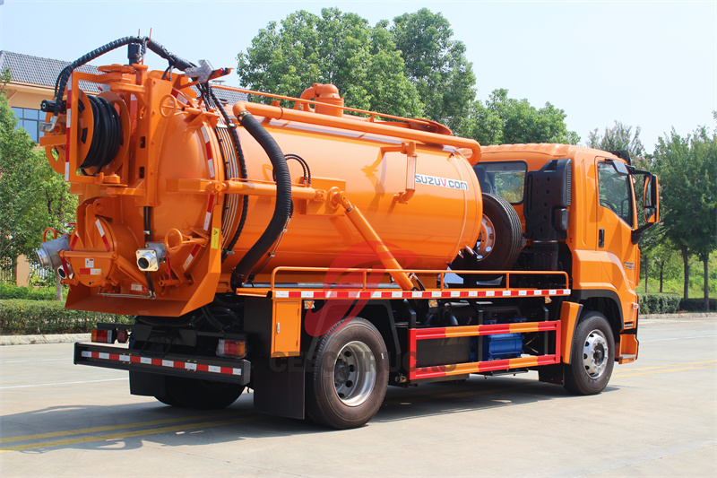 Isuzu FVR GIGA combined jetting truck Isuzu FVR GIGA combined jetting truck