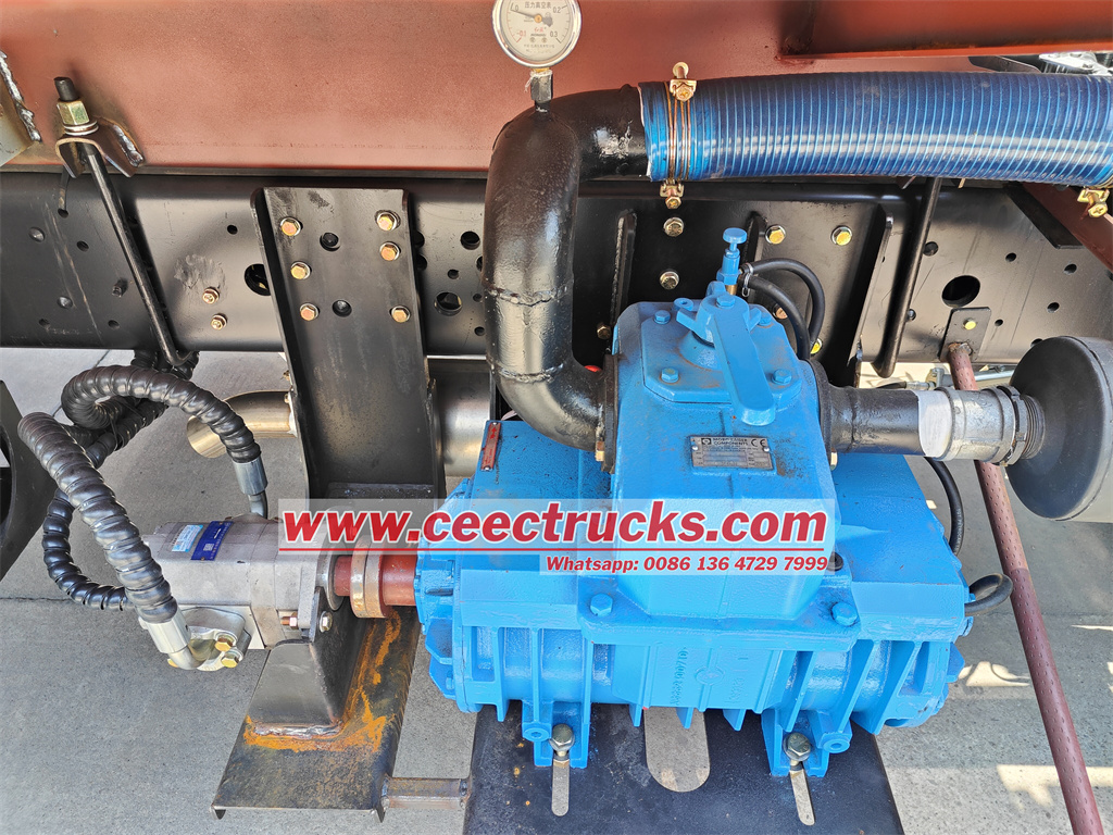 Isuzu sewer truck mounted with PM80A vacuum pump