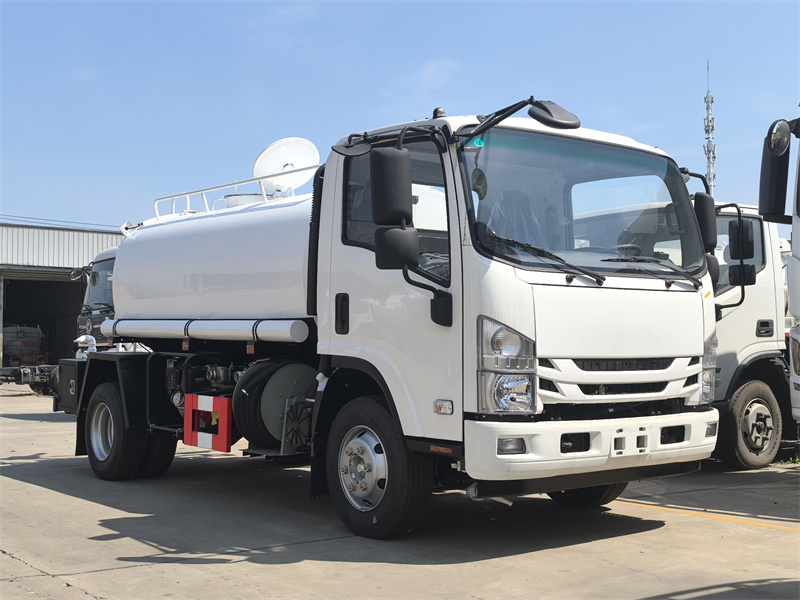 Isuzu ELF water tank truck Isuzu ELF water tank truck