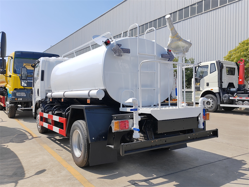 Isuzu ELF water tank truck Isuzu ELF water tank truck