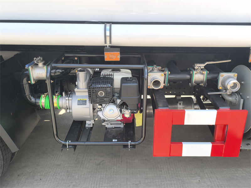 ISUZU NPR water tank truck ISUZU NPR water tank truck