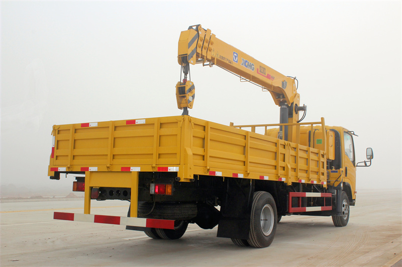 ISUZU NKR cargo truck with telescopic crane 