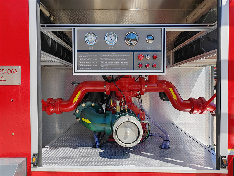 Isuzu NPR fire fighting truck