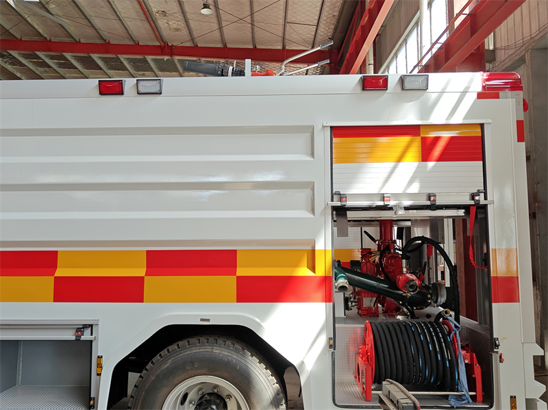 Isuzu FTR double cabin fire fighting truck