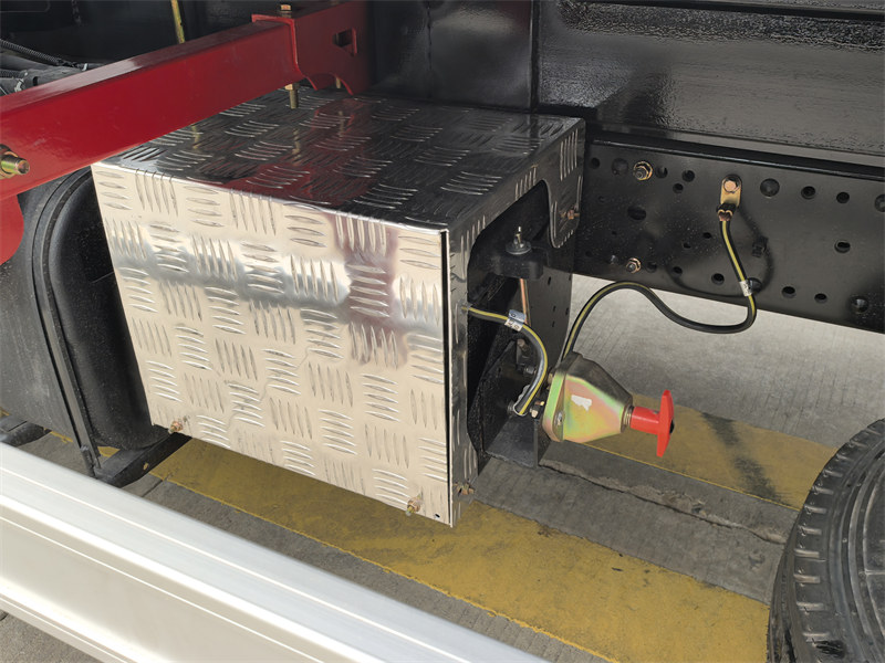 Isuzu tipper truck with battery protected by Aluminum plate