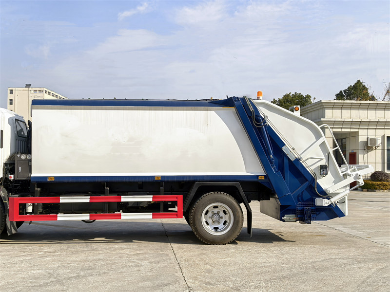 Isuzu 6cbm rear loader garbage truck