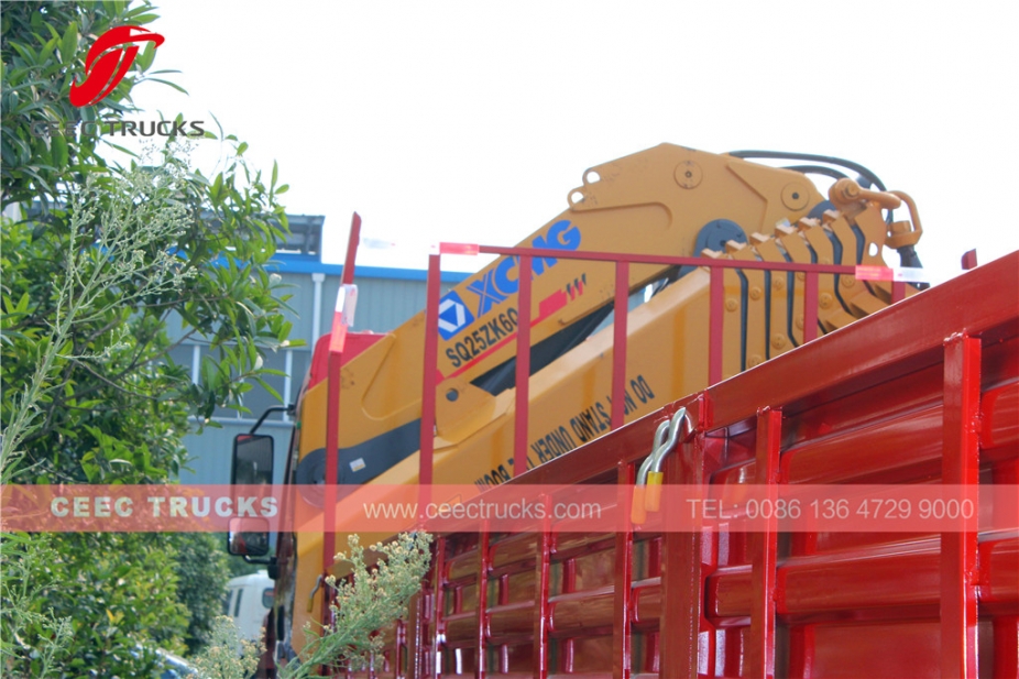 Dongfeng kamion sa zglobnom teleskopskom dizalicom, nosivosti 25 tona