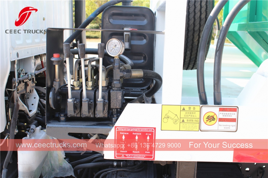 ISUZU kamion za smeće sa pokretnom rukom, zapremine 4 kubna metra