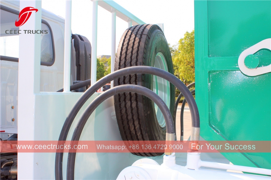 ISUZU kamion za smeće sa pokretnom rukom, zapremine 4 kubna metra