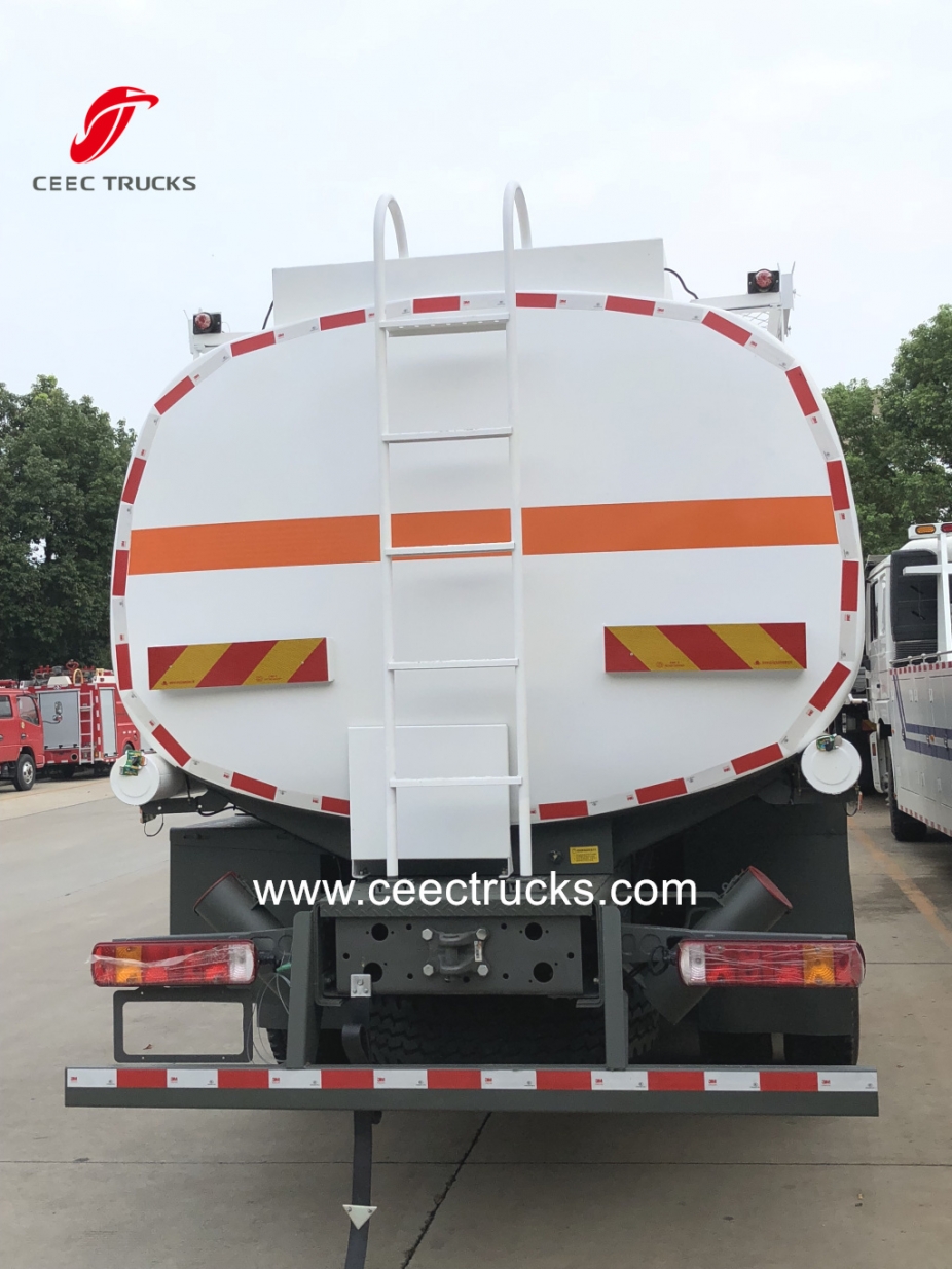 SINOTRUK HOWO 6X6 cisterne za gorivo/naftu sa pogonom na sva četiri točka