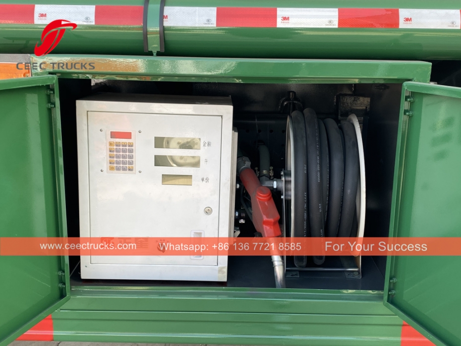 SINOTRUK 8x4 cisterne za prevoz goriva/nafte 30CBM