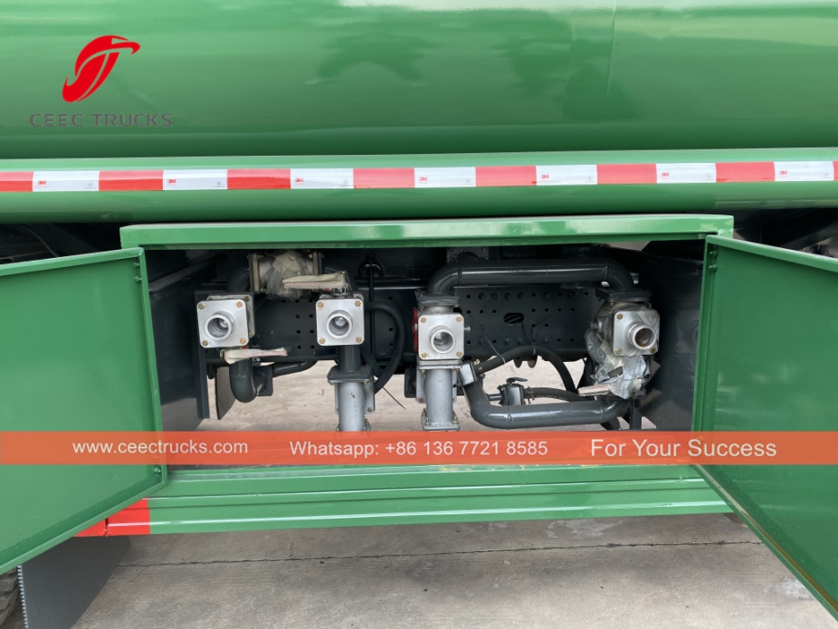 SINOTRUK 8x4 cisterne za prevoz goriva/nafte 30CBM