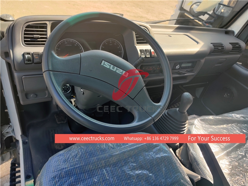 ISUZU 100P 4*2 pogon mobilna pozornica