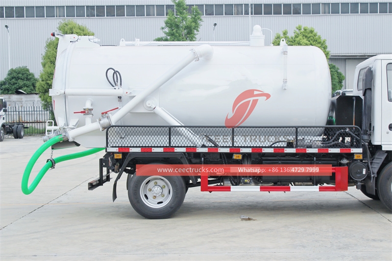 ISUZU mini vacuum sewage truck with factory direct sale