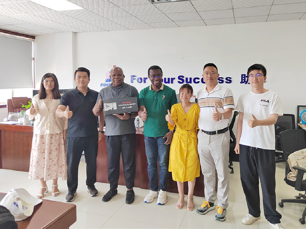 Клијенти из Етиопије нас посећују ради куповине камиона са пневматичком рампом ISUZU 20m